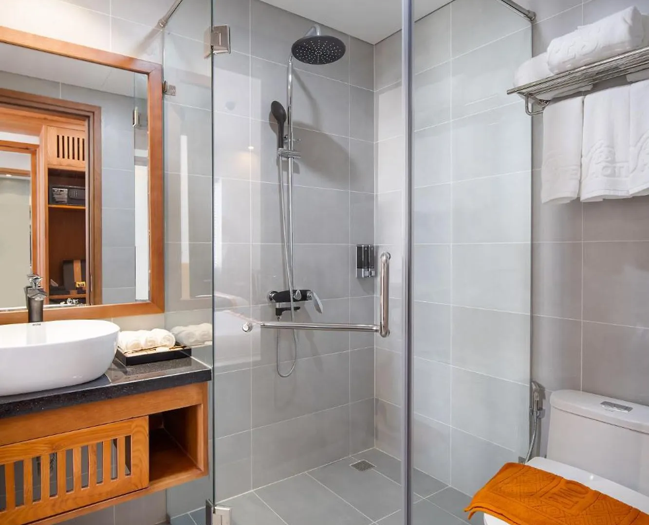 Yes Boutique Hotel And Sky Pool Da Nang 0*,  Vietnam